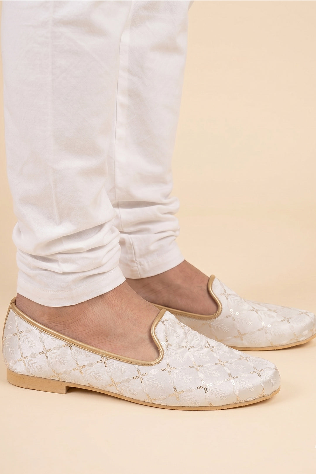 Ivory Lucknowi Embroidery Mens Mojdi Shoes.